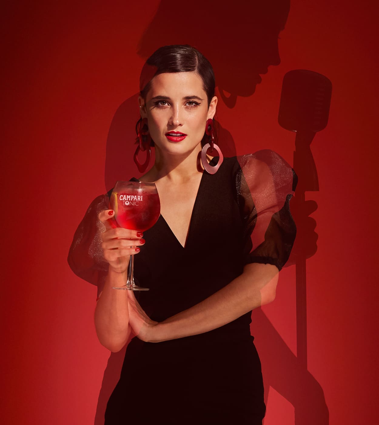 Flor Torrente con una copa de Campari