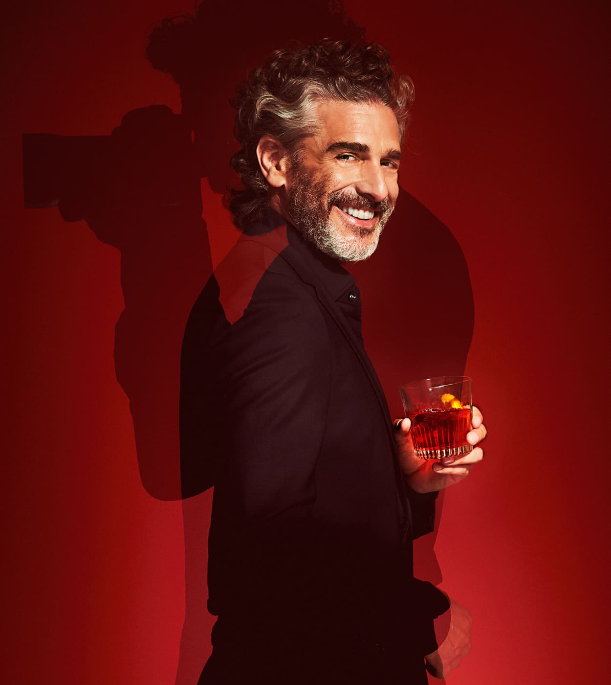 Leo Sbaraglia con un vaso de Campari en su mano.
