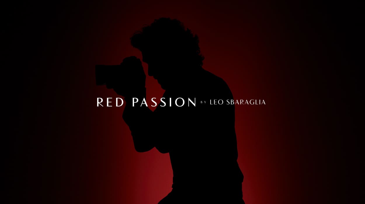 Silueta de Leo Sbaraglia sacando una fotografía, con el siguiente sobreimpreso Red Passion by Leo Sbaraglia