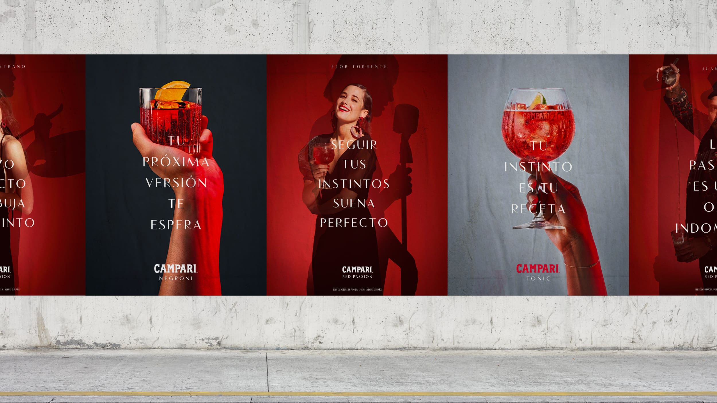 Varios posters de la campaña de Campari en vía pública.