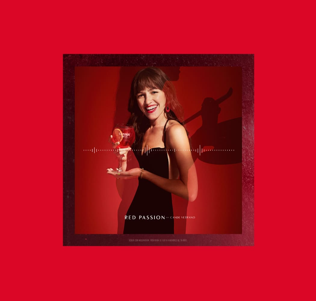 Candela Vetrano sonriendo con una copa de Campari en la mano.