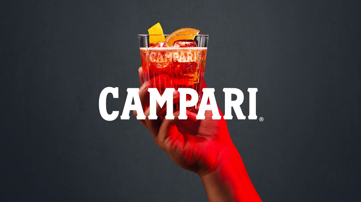Vaso de Campari con sobreimpreso del logo.