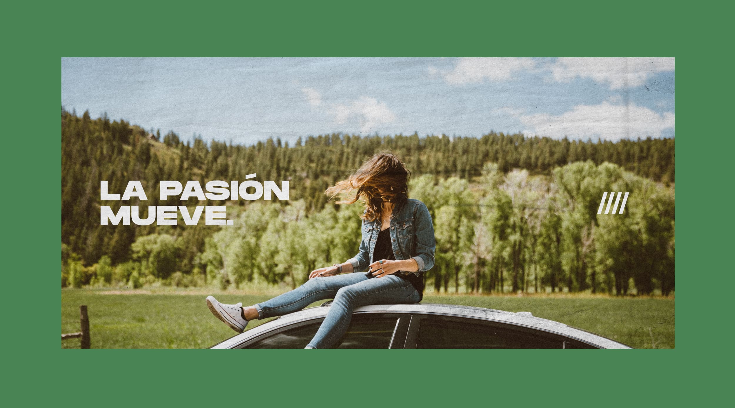 Chica sentada sobre el techo de un auto Fiat en un campo.