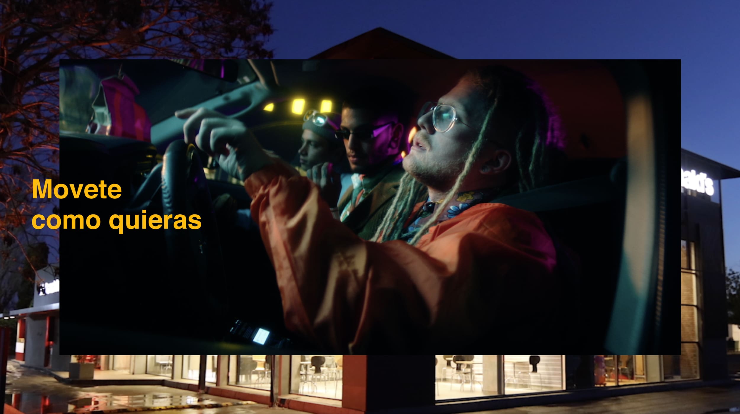 Tres jóvenes en un auto.