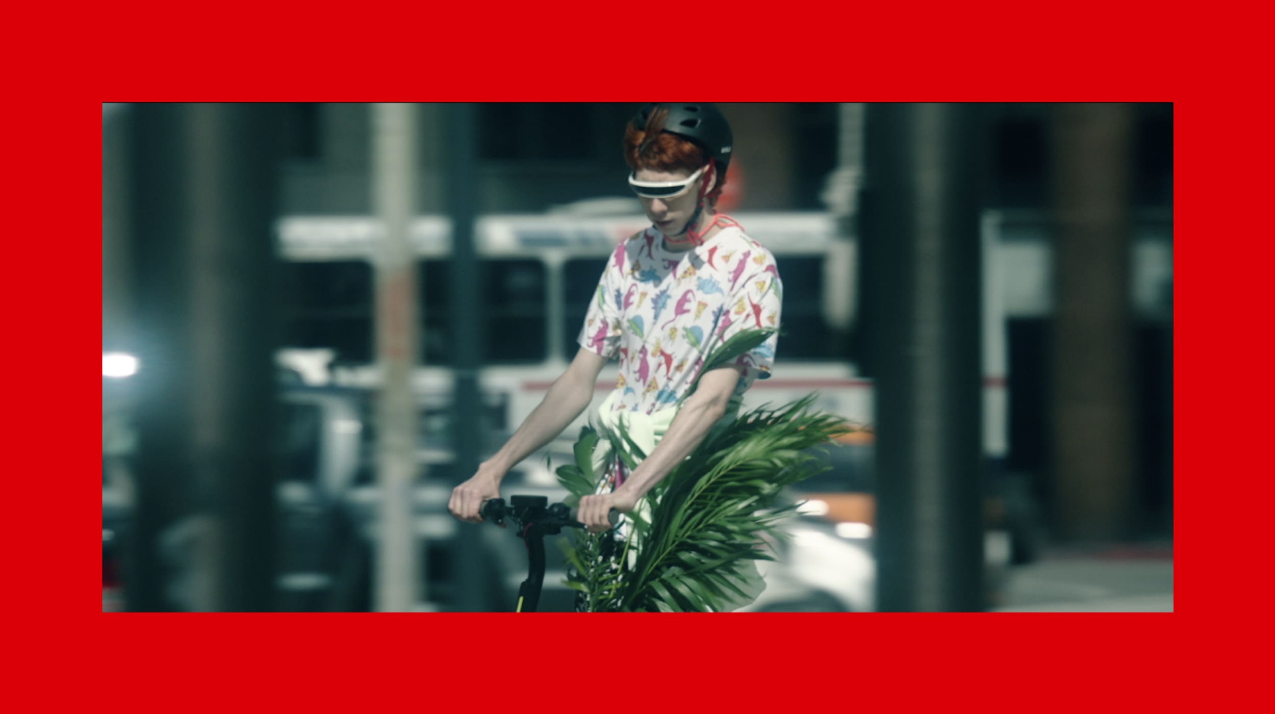 Jóven en un monopatín.