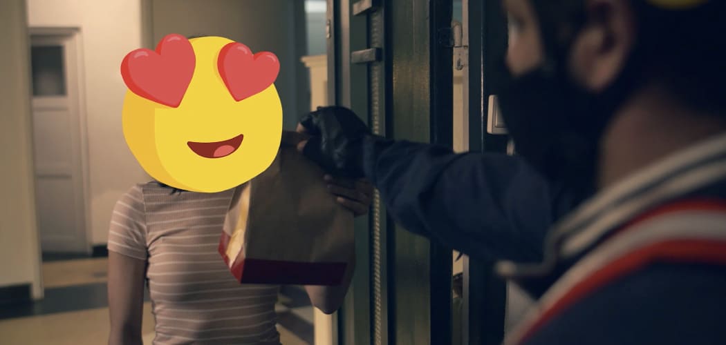 Chico del McDelivery entregando una bolsa de McDonalds a un cliente. La cara del cliente es el emoji de enamorado.