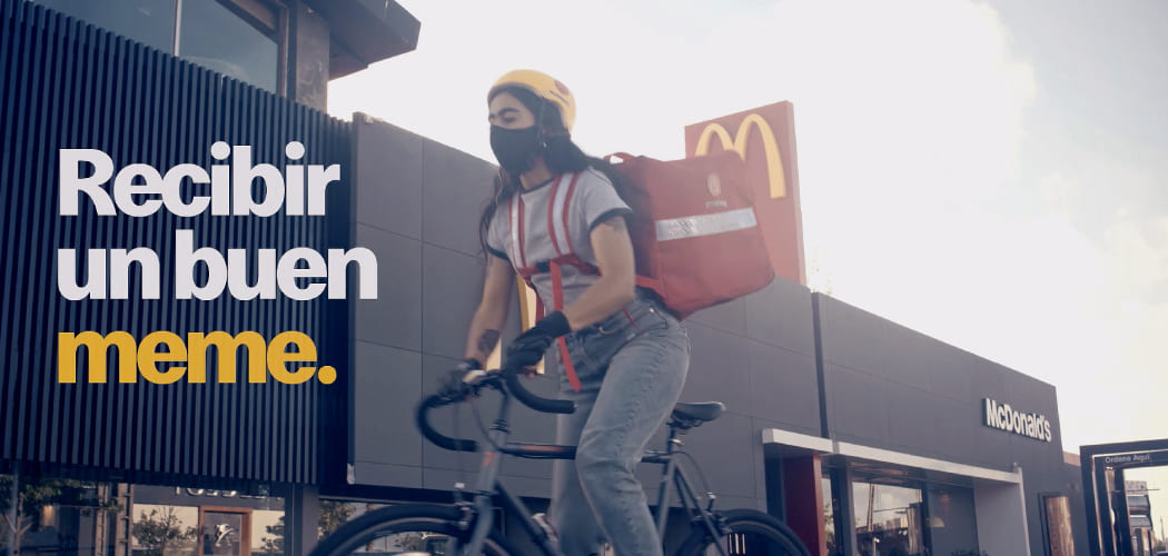 Recibir un buen meme: hica del McDelivery en bicicleta llevando un pedido.