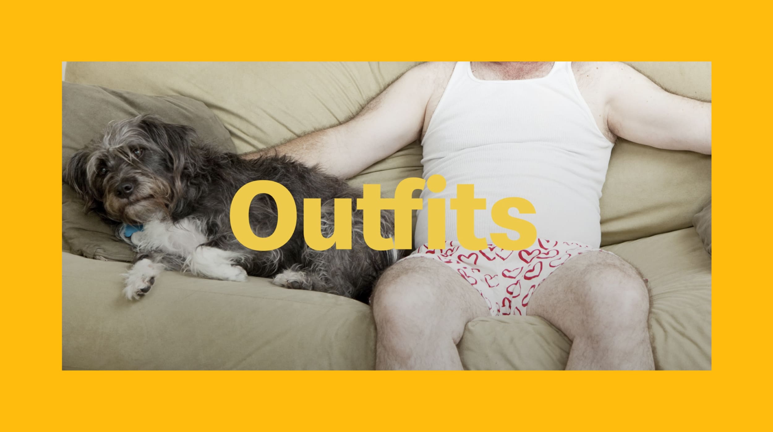 Outfits: Hombre en pijama sentado en el sillón con su perro.