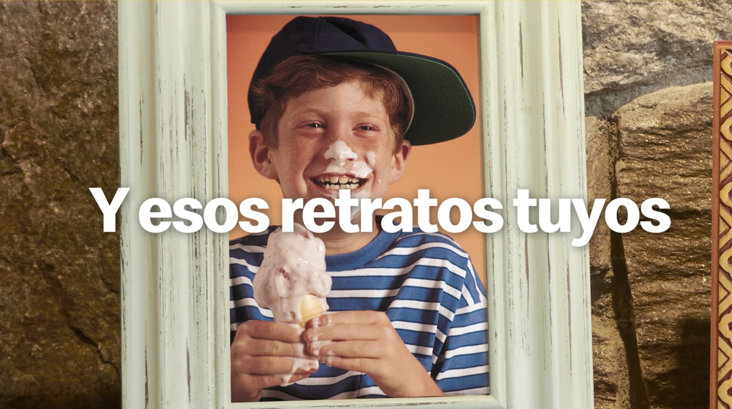 Y esos retratos tuyos: portaretrato con foto de un chico con un cono de helado en la mano.