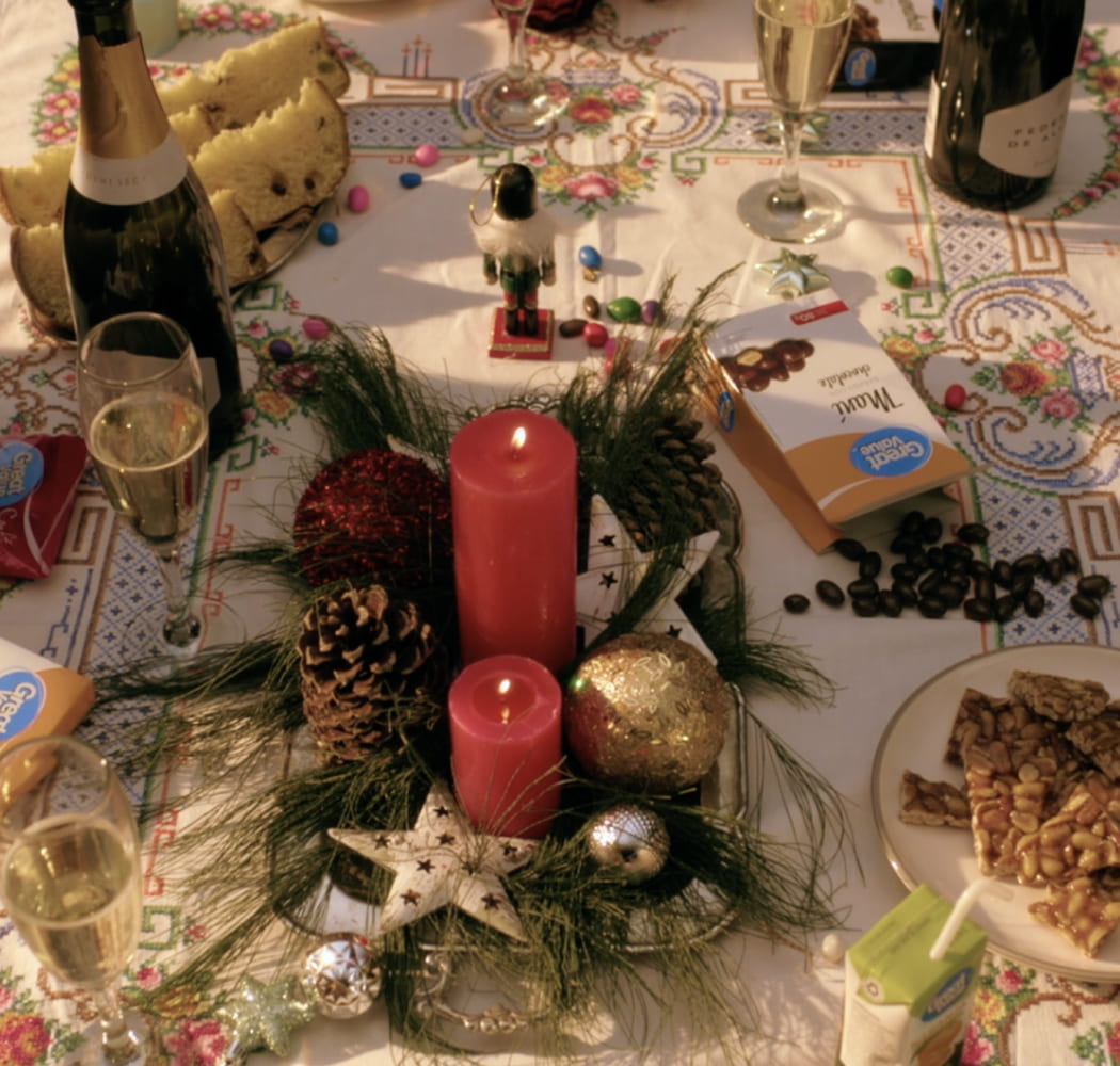 Mesa navideña decorada.